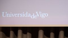 Pantalla con el logo de la Universidade de Vigo, en una imagen de archivo.