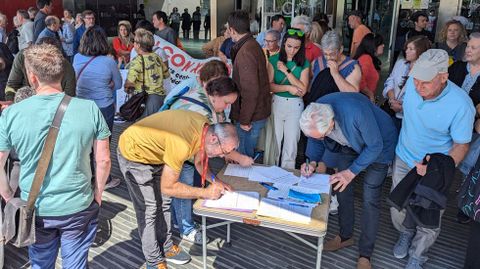 Concentracin de vecinos de O Courel en el Hospital de Lugo este lunes, protestando por la falta de mdicos