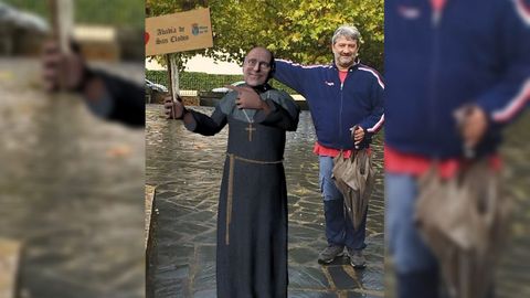 El teniente de alcalde de Ribas de Sil, Roberto Castro, junto a la figura del abad Alonso de Sols en una imagen de prueba de la aplicacin