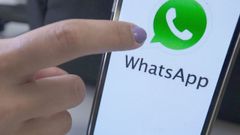 Imagen de una persona utilizando la aplicaci�n de Whatsapp