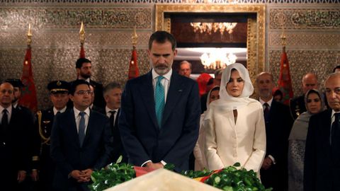 l rey Felipe VI y la reina Letizia participan en la tradicional ofrenda floral ante el Mausoleo donde estn las tumbas de Mohamed V y Hasn II, este jueves, en Rabat, durante la segunda jornada de su visita de Estado a Marruecos