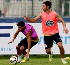 Juanfran y Postiga comparten entrenamiento en Abegondo. 