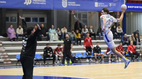 Xo&aacute;n Fern&aacute;ndez tirando a porter&iacute;a en el partido de este s&aacute;bado ante el Alcobendas