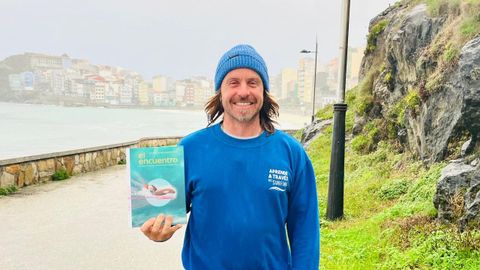 David Blanco de Rojas, con su libro «El encuentro», este martes en Malpica.