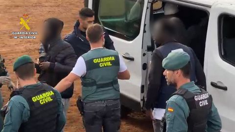 La Guardia Civil ha detenido en Tenerife a siete patrones de un cayuco que arrib a El Hierro y en el que presuntamente asesinaron a cuatro personas.