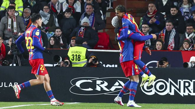 Ronald Araujo celebra uno de los goles del Bar�a con Lamine Yamal.