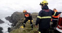 Momento en que los bomberos bajan por los acantilados m�s pr�ximos al lugar donde cayeron al mar los desaparecidos.
