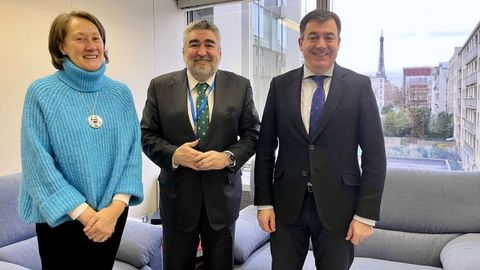 De izquierda a derecha, la directora xeral de Patrimonio Cultural, Mara del Carmen Martnez Insua, acompaada por el embajador espaol ante la UNESCO, Jos Manuel Rodrguez; y el entonces conselleiro de Cultura, Romn Rodrguez, en una imagen de archivo.