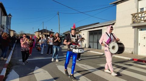 No dalt� la m�sica ni la animaci�n a lo largo del recorrido de los disfraces