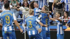 Barcia, abrazado por sus compaeros tras el gol