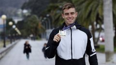 Adri�n Ben posa en el paseo mar�timo de Covas