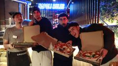Grosso Napoletano obsequi� ayer a sus clientes de A Coru�a con motivo del D�a Mundial de la Pizza