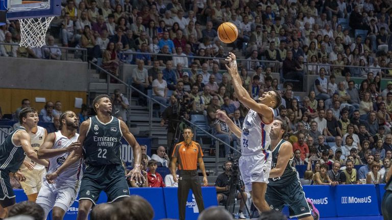 Brito supera la defensa de Llull en una entrada a canasta