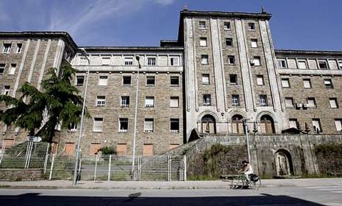 La conservaci�n de la fachada del viejo hospital condiciona la salida que la USC busca para el inmueble. 