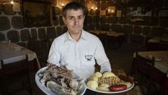 Carlos Vidal lleva m�s de veinte a�os en el Roupeiro, donde preparan cocido cada d�a del a�o