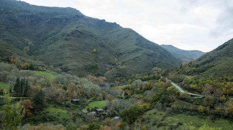 El paisaje antes del desastre. Los montes situados por encima de la peque�a aldea abandonada de Lousadela son una de las zonas m�s afectadas por el incendio del pasado fin de semana 