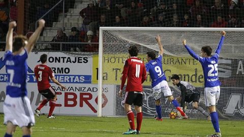 LOS JUGADORES AZULES CELEBRAN EL SEGUNDO AL MIRANDS