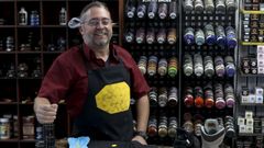 El propietario de Purri�os Zapateros tiene 51 a�os, tres hijos de 22, 19 y 12, y abre su negocio a las siete y media de la ma�ana