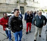 El secretario comarcal de Comisiones y los miembros del comit� de Transa, el pasado martes.