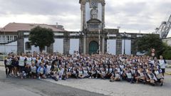 El equipo de 231 militares de la Esengra, la Escuela de Especialidades de la Estaci�n Naval de A Gra�a, ante el Arsenal antes de salir en la carrera