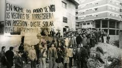 Concentraci�n de vecinos de Torrecedeira. Foto de �ngel Llanos, entre 1975 y 1980. 	