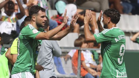 Escobar y Gim�nez en un habitual cambio en un partido en A Malata.