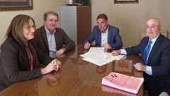 Paz Rodr�guez y Manuel Pardo, por la Xunta, en la firma de permuta de fincas con Augas de Cabreiro� en una notar�a de Ver�n.