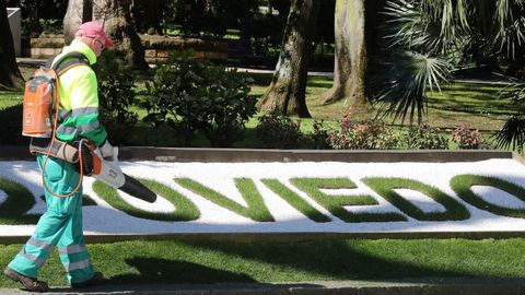 Un jardinero trabaja en el parque de San Francisco de Oviedo