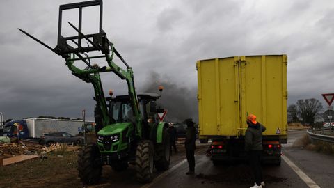 Los agricultores llevan cuatro�d�as cortando carreteras en varias regiones de Francia