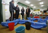 Inspectores de Educaci�n en el Mar�a Barbeito, y los cubos para recoger el agua de las goteras. 