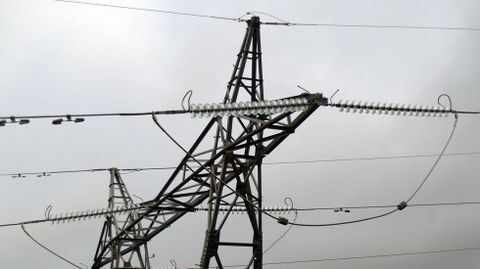 Torretas elctricas en la provincia de Lugo, en foto de archivo
