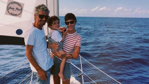 Carmen, Uri y el peque&ntilde;o Leo en su velero, el Forquilla.
