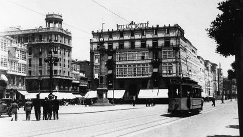 O tranvía na Coruña ao seu paso polo Obelisco e o Cantón Grande co Palace Hotel ao fondo. Anos 60