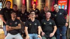 Los trabajadores del bar Os Fornos estrenaron noviembre todos afeitados para dejar crecerse el bigote