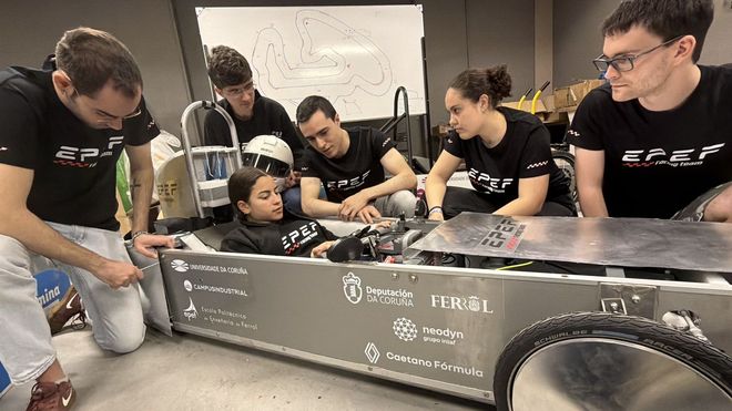 El equipo de la Polit�cnica, con el coche con el que compiten.