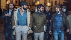 �Peaky Blinders�, escribi� en Twitter el candidato de Cs Francisco Igea sobre esta foto de Garc�a-Gallardo y Abascal paseando por Le�n. 