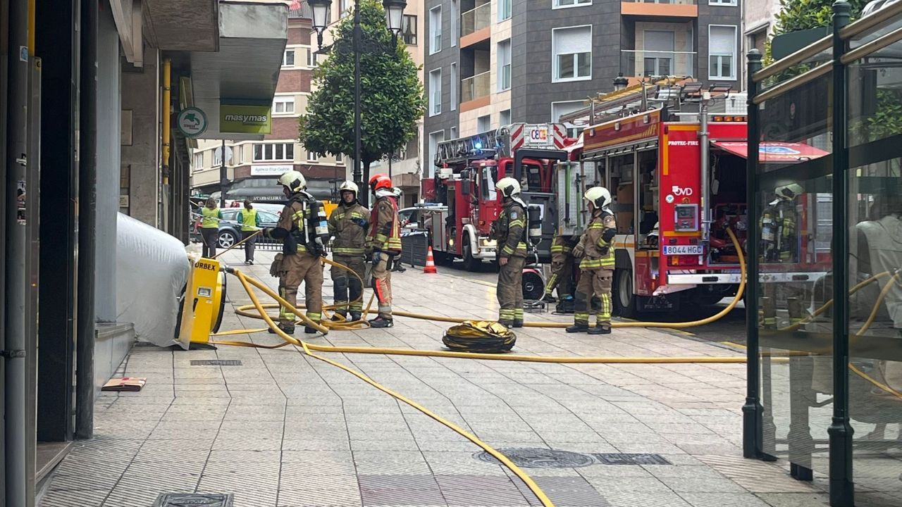 Heridas por inhalación de humo una mujer y su bebé en el incendio de un ...