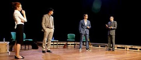 Los protagonistas de �O m�todo Gr�nholm�, durante el ensayo de ayer en el Pazo da Cultura de Carballo.