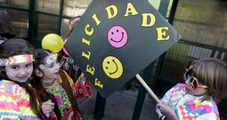 Los ni�os del colegio Torre-Illa bautizaron el Carnaval con un estallido de colores y buenos sentimientos