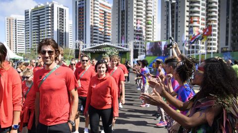 Bienvenida a los suizos (Cancellara en primer t�rmino) a la villa ol�mpica.