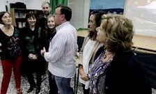 Los docentes que participan en el proyecto, junto al director del centro y la edil. 