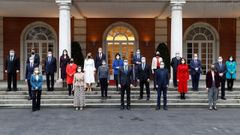 El presidente del Gobierno posa para la foto de familia a las puertas de la Moncloa con su nuevo equipo, al que se han incorporado Miquel Iceta y Carolina Darias