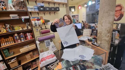Laura Carrasco, que lleva en solitario la tienda f�sica de la librer�a Cao y la parte digital, se empieza a plantear contar con alguien m�s por el enorme volumen de trabajo que todo ello conlleva.
