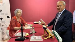 La autora firma un ejemplar al alcalde en el acto de presentaci�n del libro