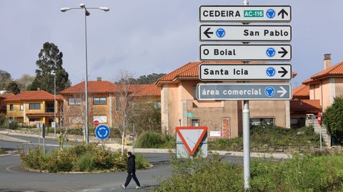 Los chalés vacíos e incorporados a la subasta se alinean junto a otros habitados en la urbanización Ciudad Jardín, de Ferrol