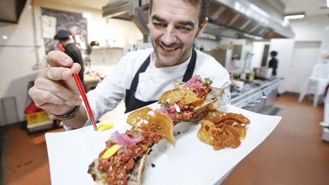 Héctor López, del restaurante España de Lugo, con su original «steak tartar»