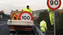 Imagen de archivo de una renovaci�n de se�ales de limitaci�n de velocidad en la carretera VG-2.1