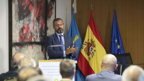 El subdirector general de Inspecci�n, Regulaci�n y Estrategia Industrial de la Defensa, Pedro Fuster, durante su intervenci�n en el seminario Situaci�n actual y nuevas oportunidades para la industria de Espa�a en el sector de Defensa que se celebra este lunes en Oviedo y al que asisten representantes de distintas empresas