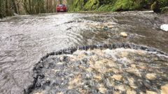 En algunos puntos de la v�a el agua procedente del monte corre por la superficie