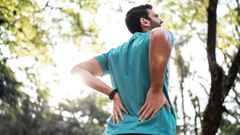 Imagen de archivo de una persona con dolor lumbar